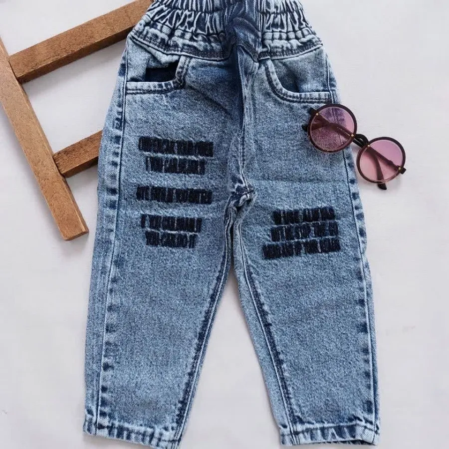 شلوار جین آبی حروف ?