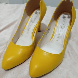 کفش پاشنه بلند زرد