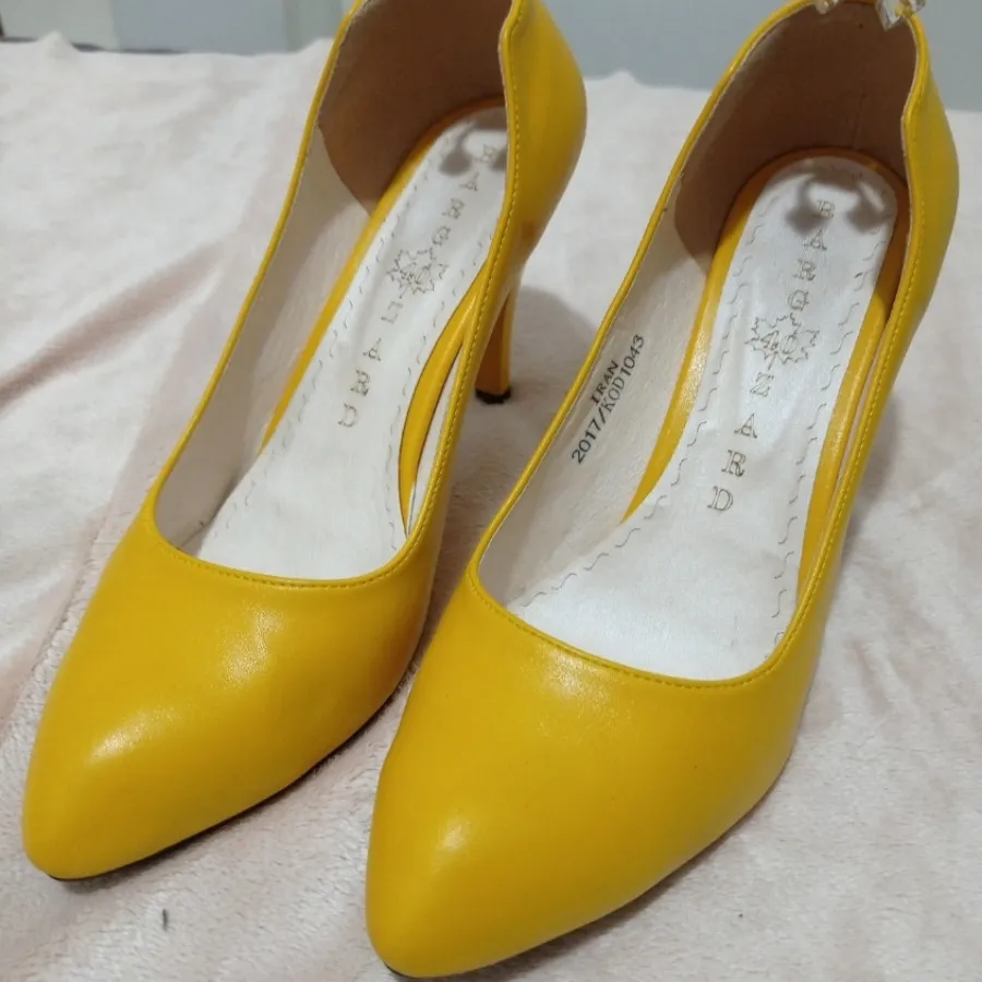 کفش پاشنه بلند زرد