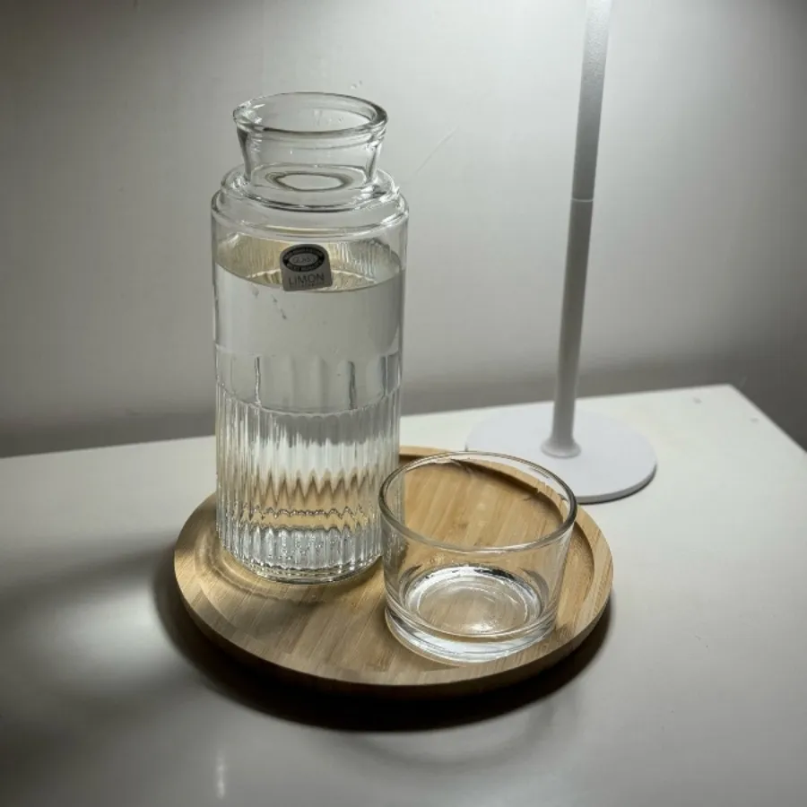 بطری شیشه و لیوان