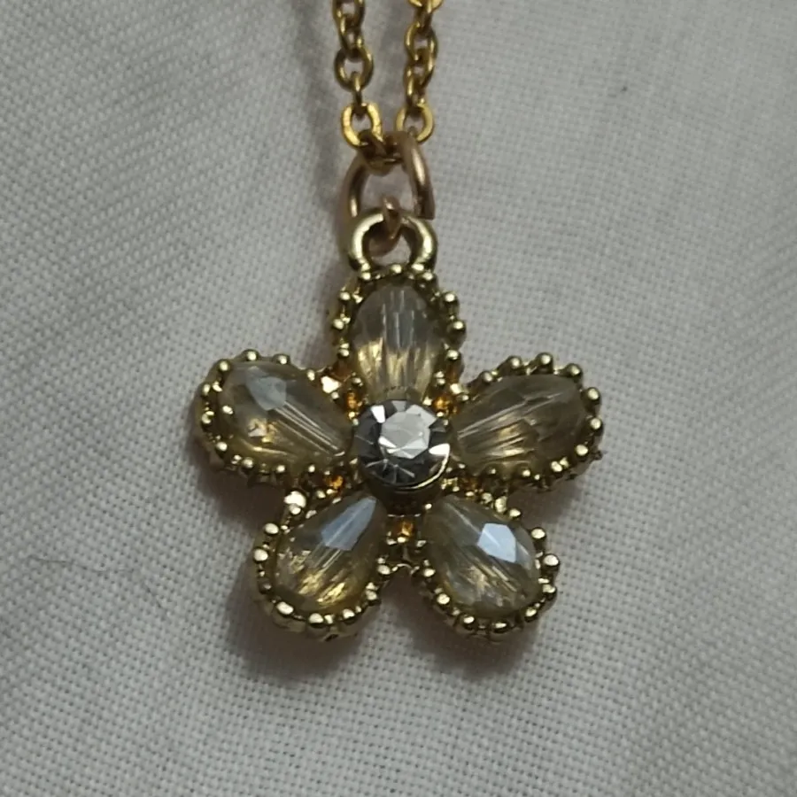 گردنبند زیبای گل نگین دار