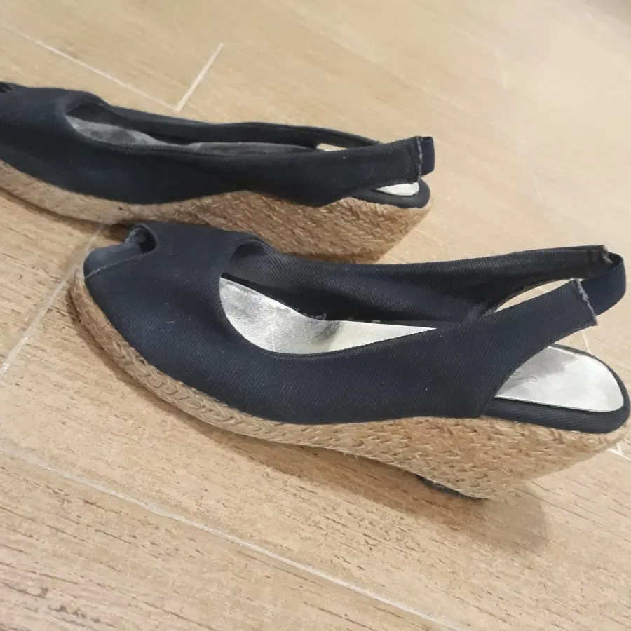 کفش سرمه ای پاشنه کنفی 37