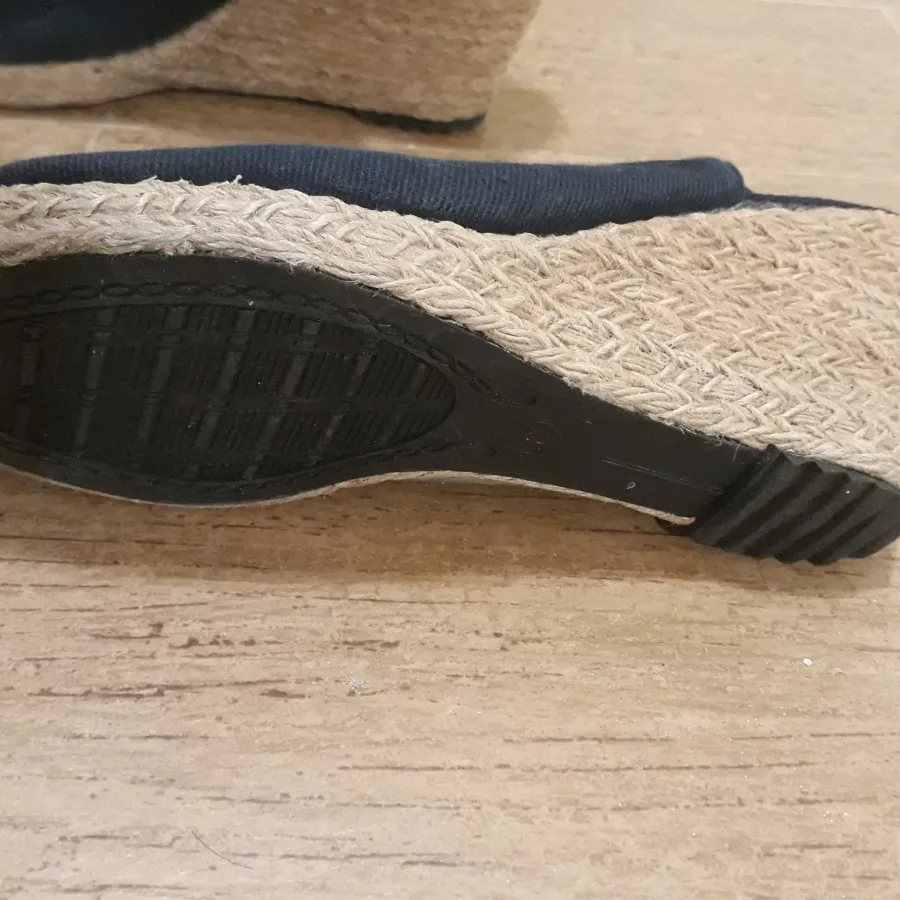 کفش سرمه ای پاشنه کنفی 37