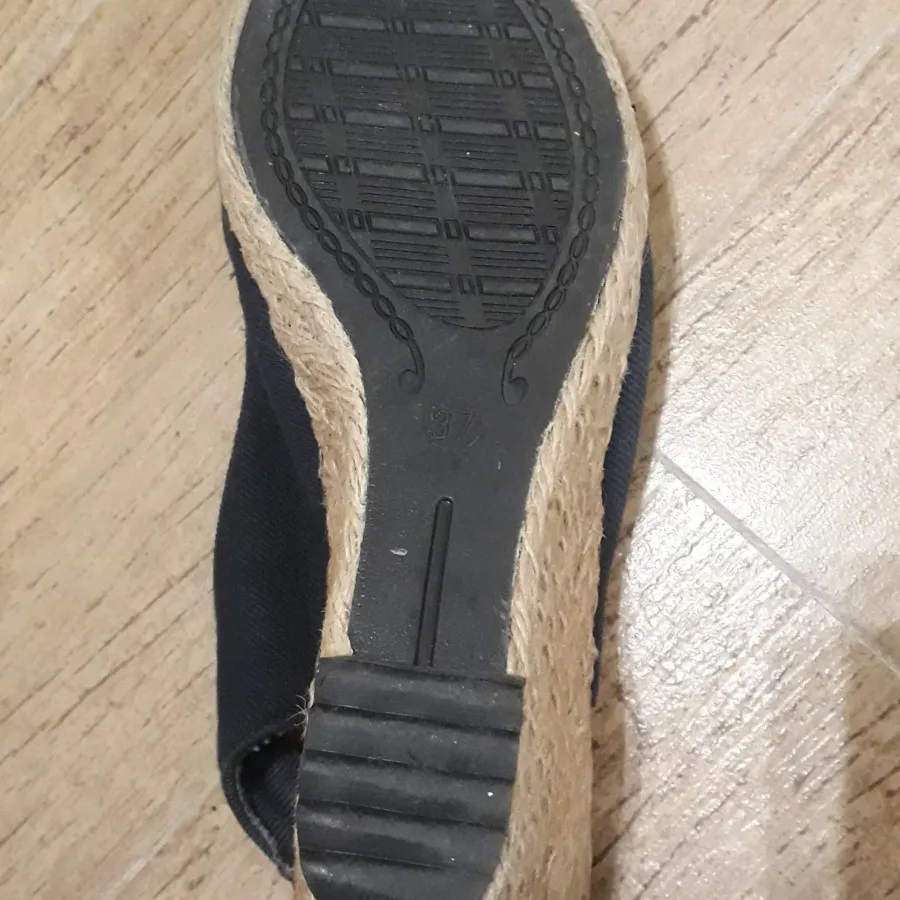 کفش سرمه ای پاشنه کنفی 37