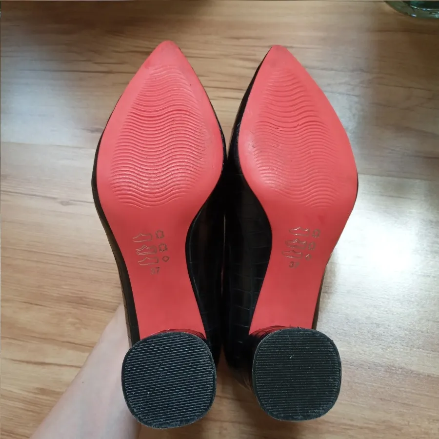 کفش مشکی نوک تیز