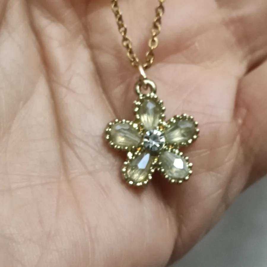 گردنبند گل بسیار زیبا