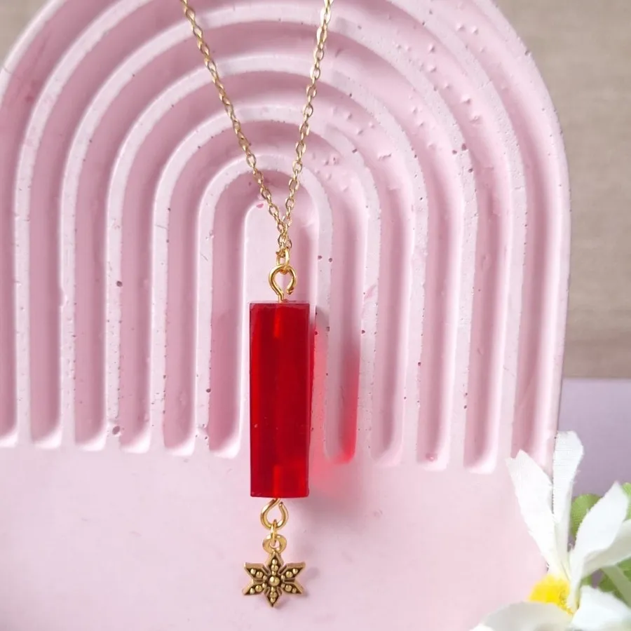 گردنبند رزینی مستطیل قرمز