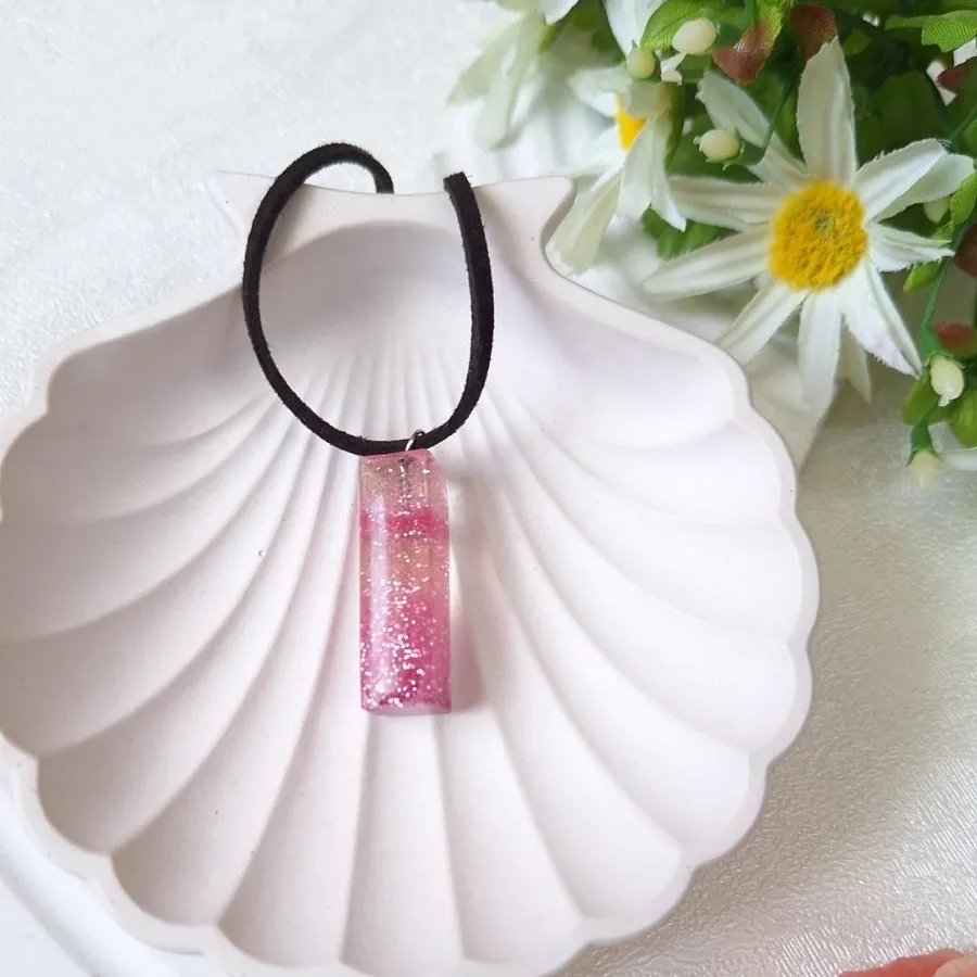 گردنبند رزینی صورتی اکلیل