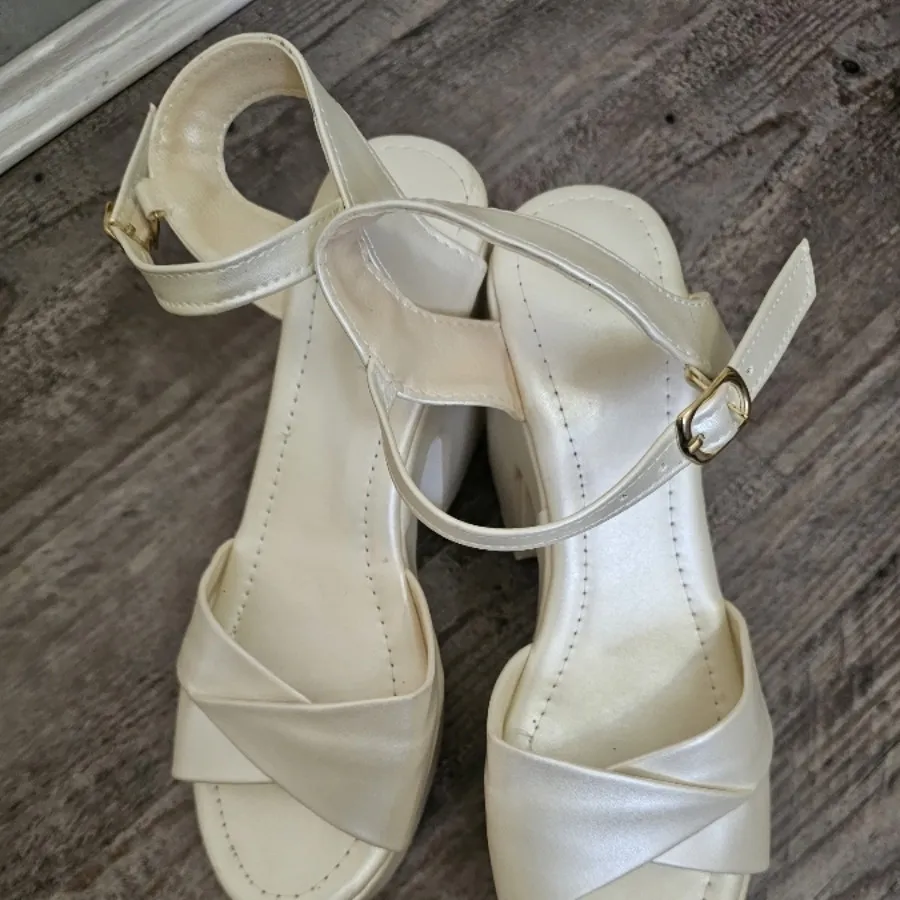 کفش مجلسی شیری رنگ