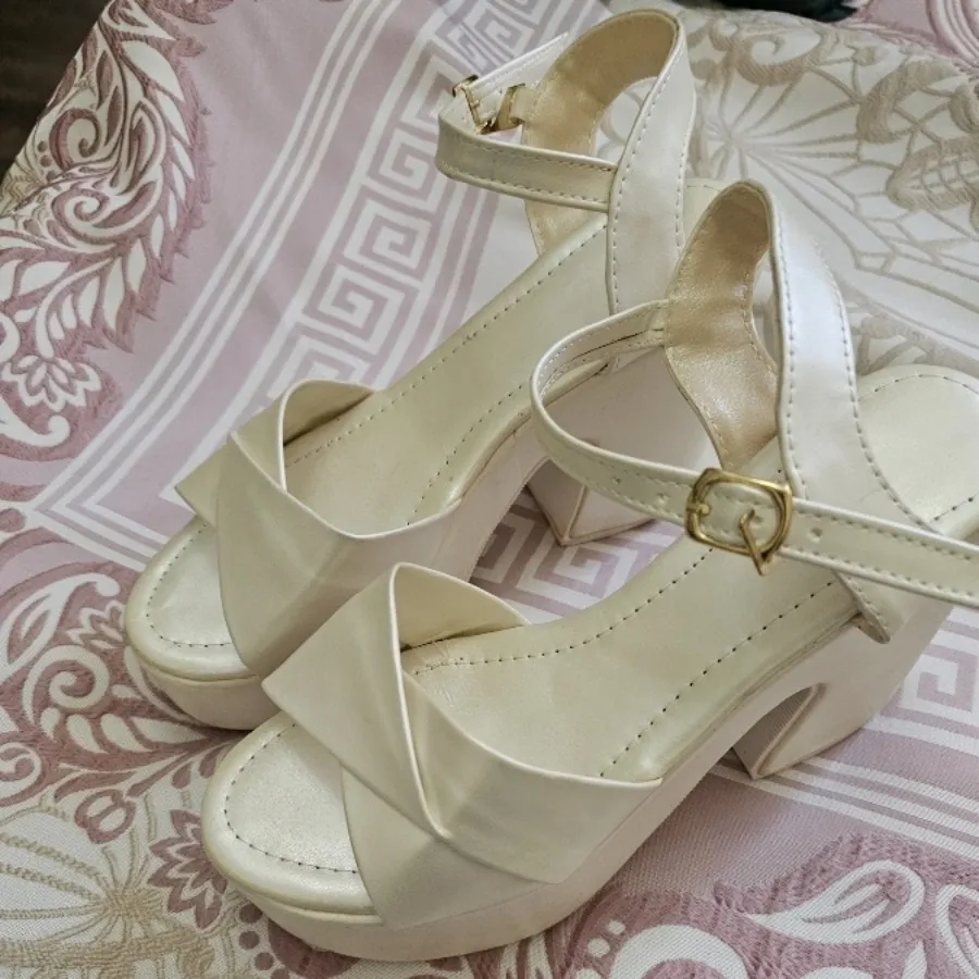 کفش مجلسی شیری رنگ