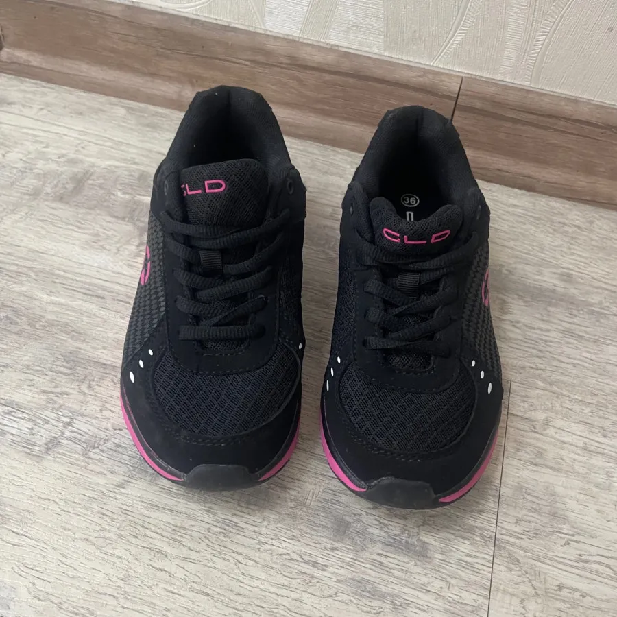 کفش سیاه‌اسپورت