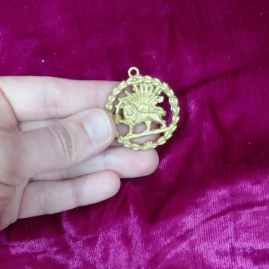 نشان شیروخورشید برنجی