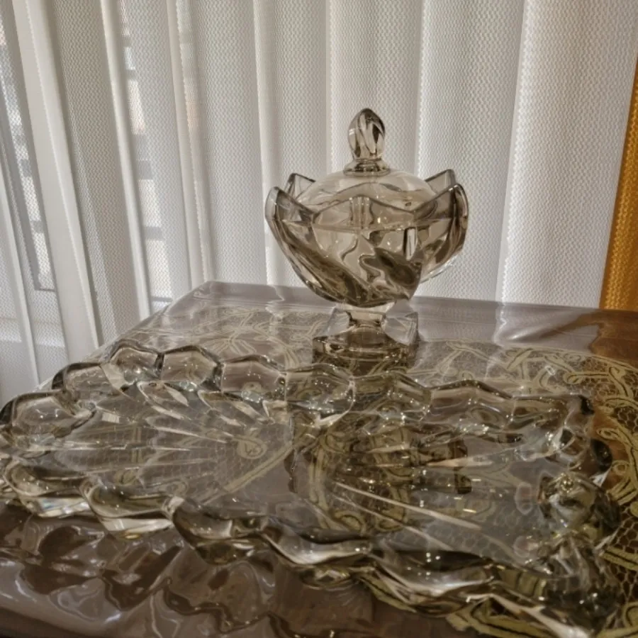 شکلات خوری و شیرینی خوری