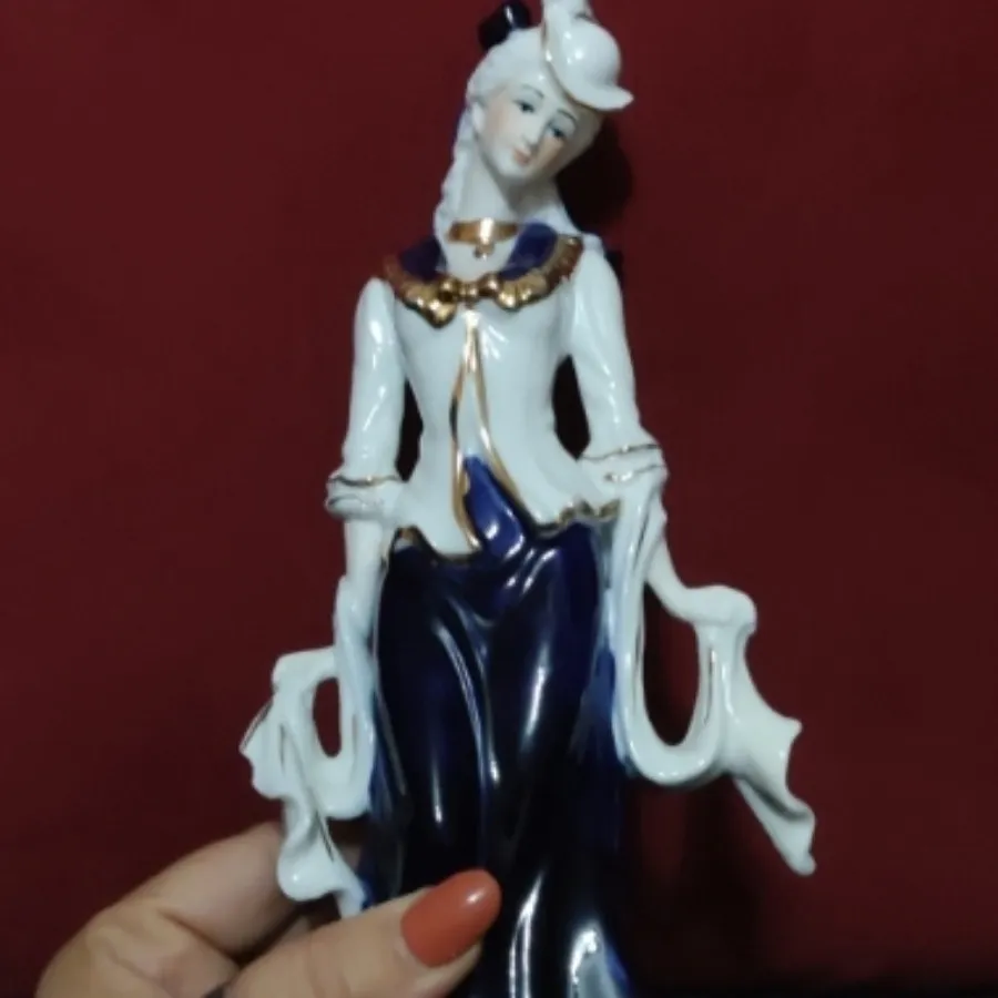 مجسمه زن فرانسوی