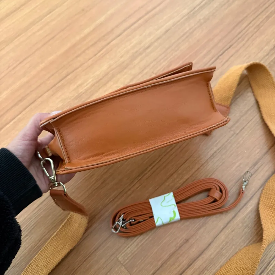 کیف عسلی طرح منگو