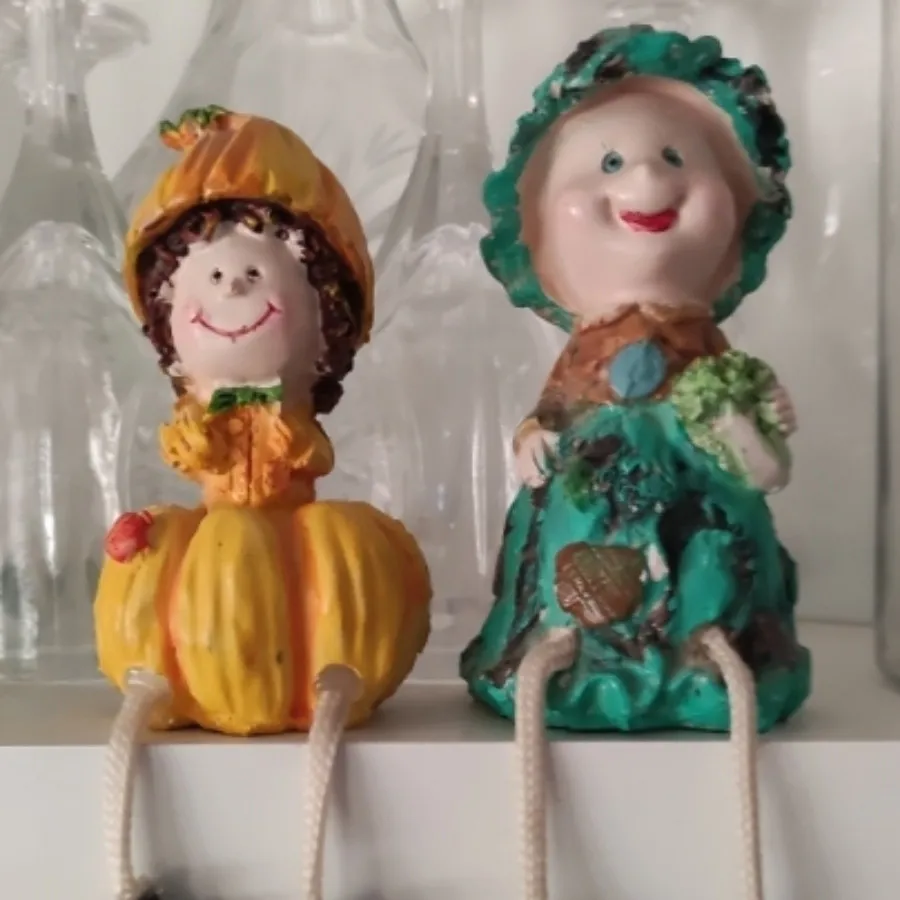 مجسمه با پاهای آویزان