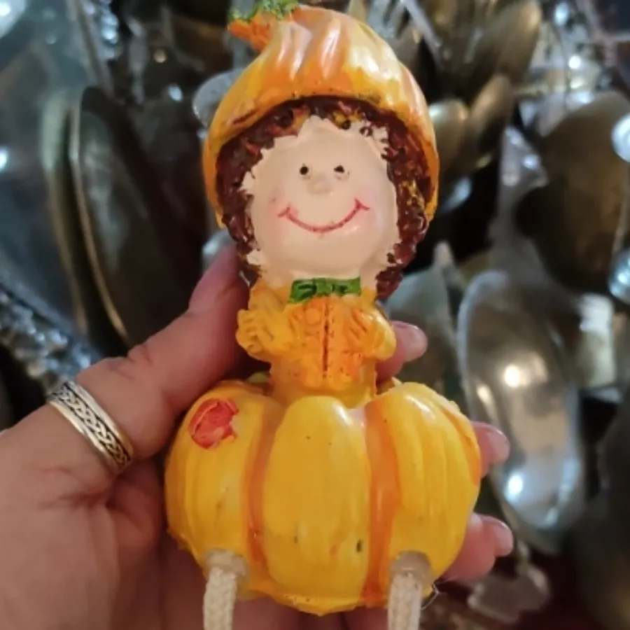 مجسمه با پاهای آویزان