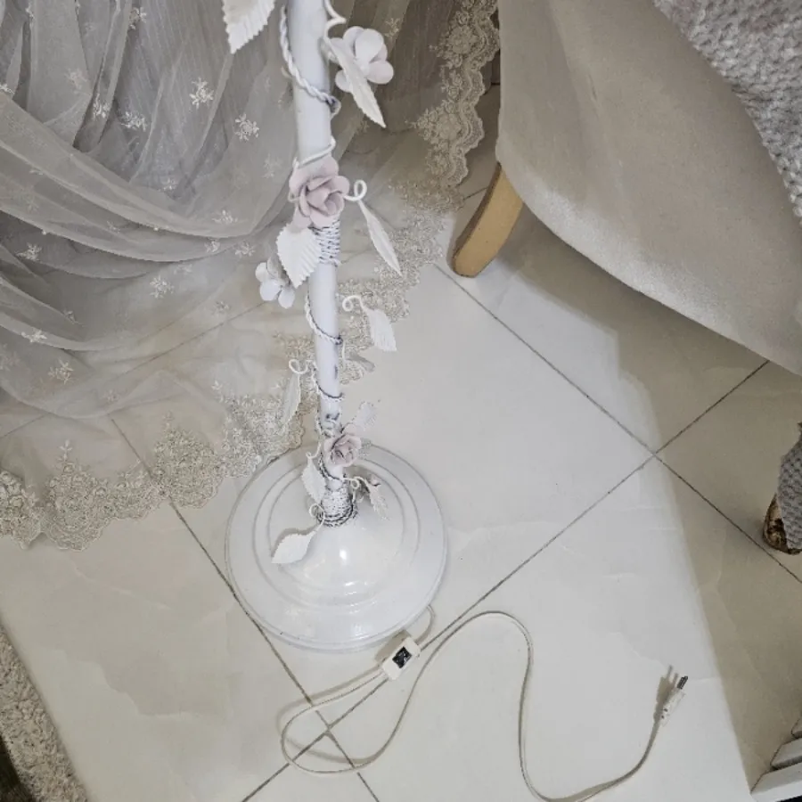 آباژور ایستاده