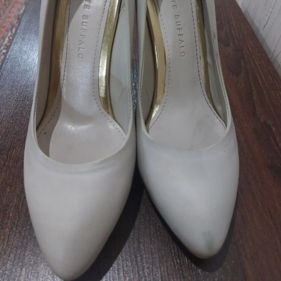 کفش بوفالو سفید