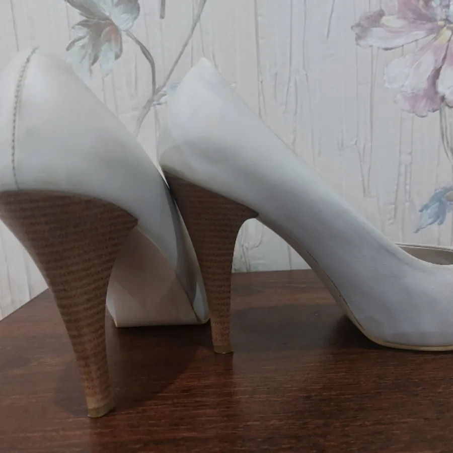 کفش بوفالو سفید