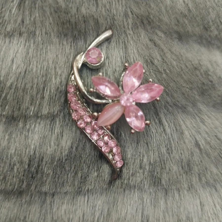 سنجاق سینه/  گل سینه