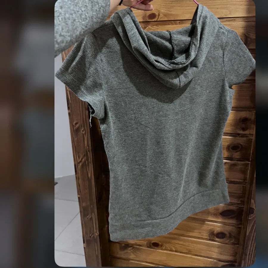 تیشرت کلاهدار