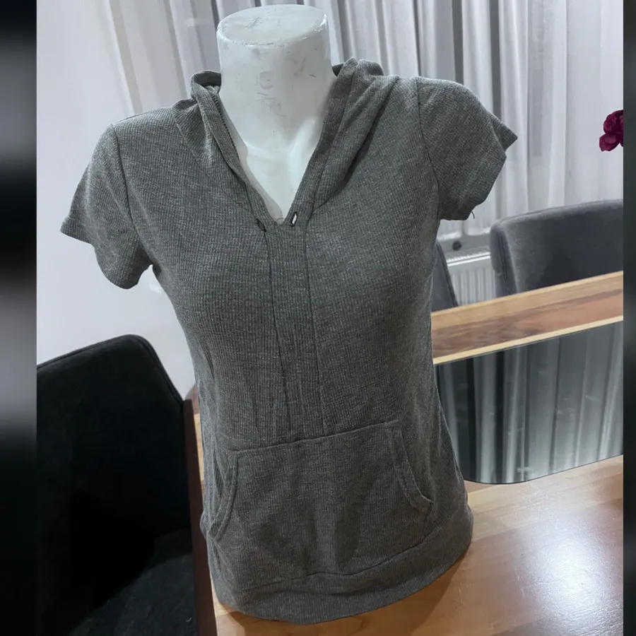 تیشرت کلاهدار