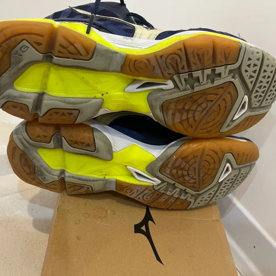 کفش والیبال بسکتبال