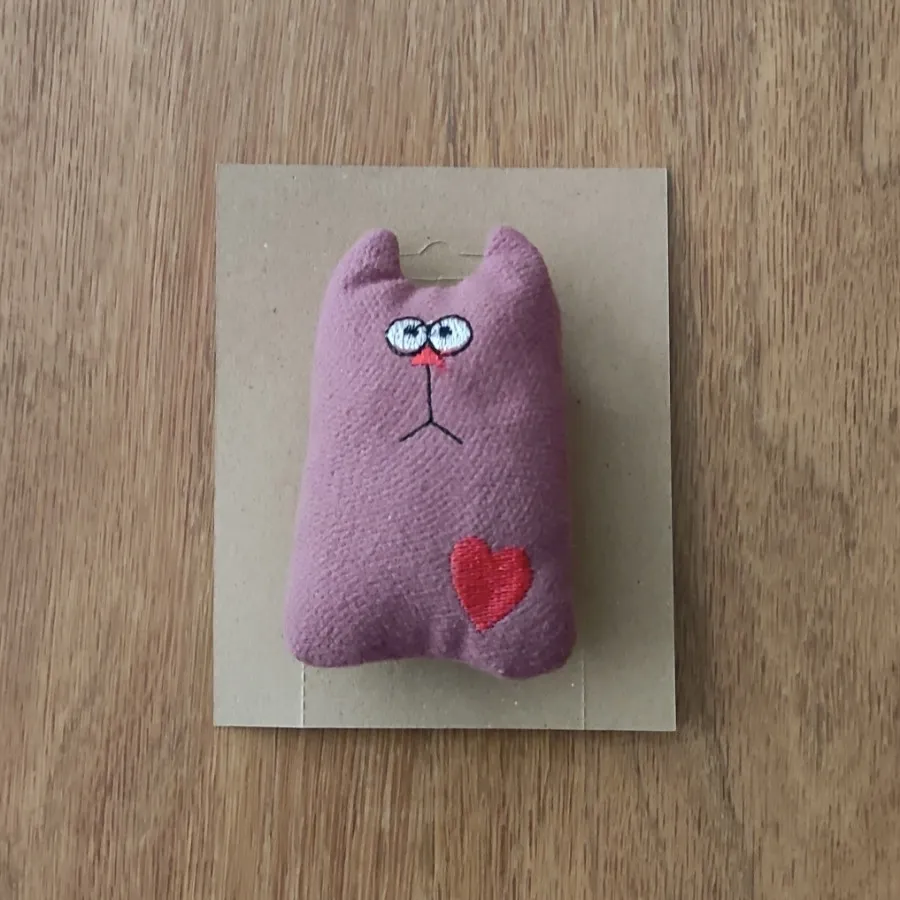 سنجاق سینه و کیف و...