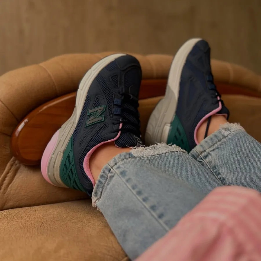 کتونی سورمه ای