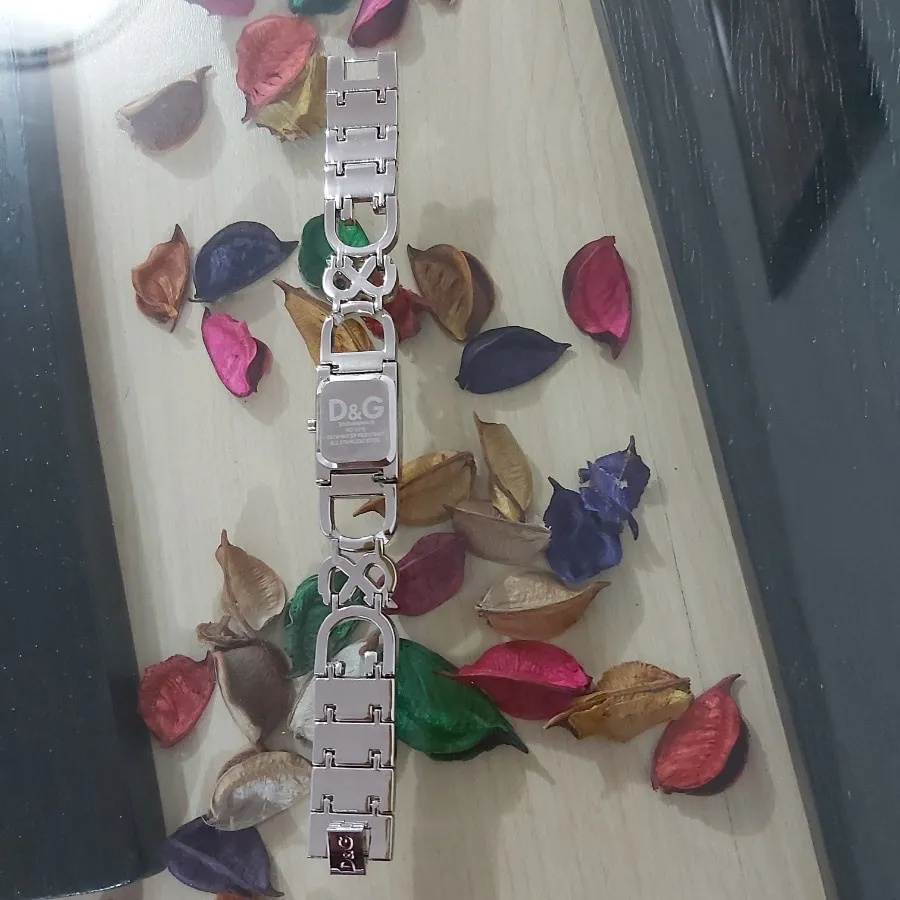 ساعت نگین دار