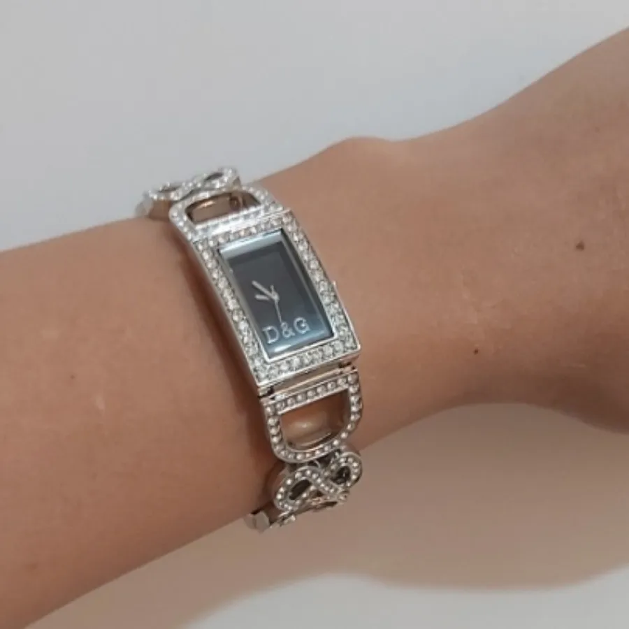 ساعت نگین دار