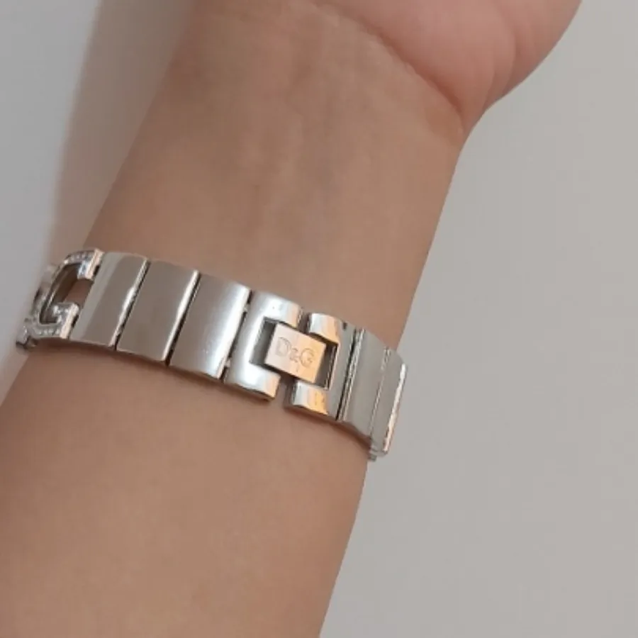 ساعت نگین دار