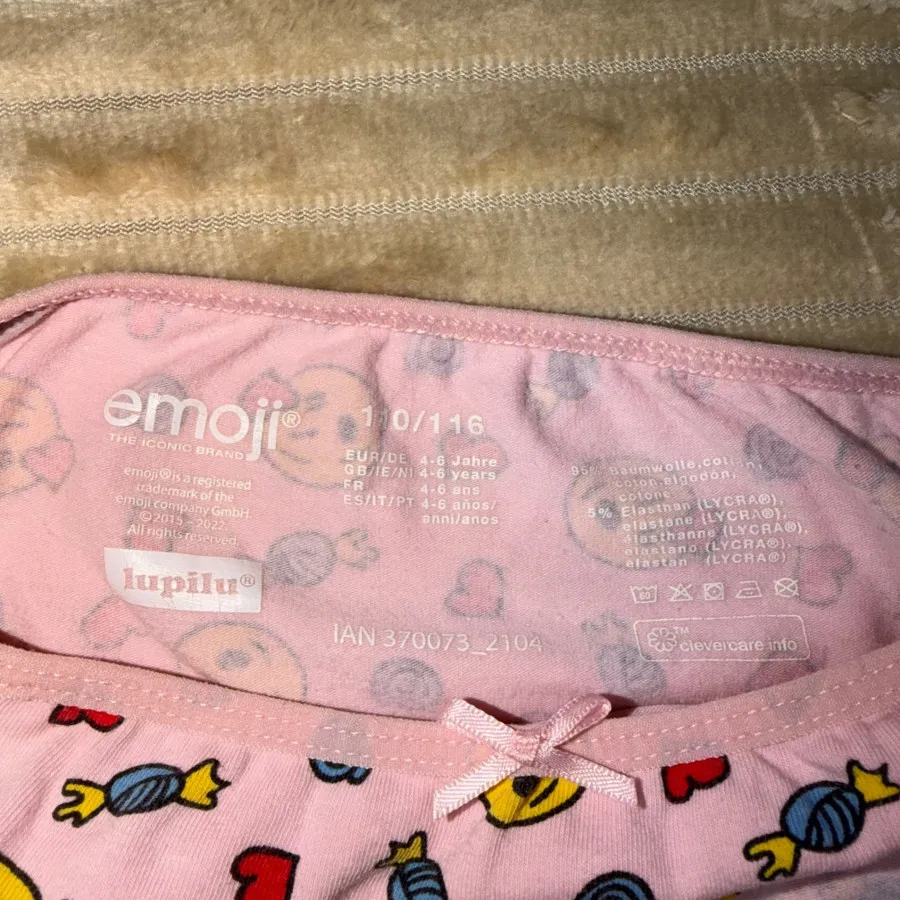 شورت بچگانهemoji