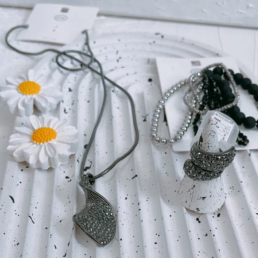 گردنبند رو مانتویی