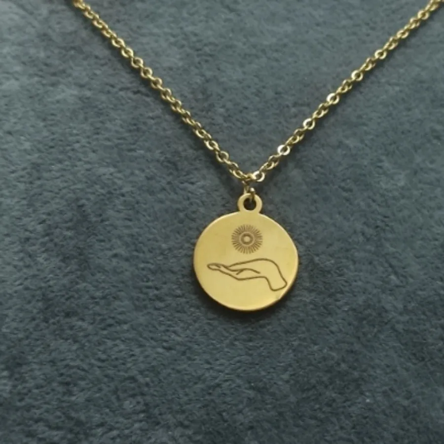 گردنبند خورشیددر دستان تو