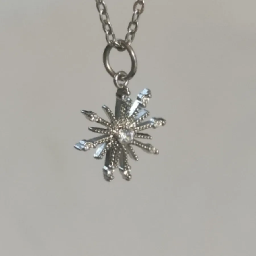 گردنبنددانه برف شبیه جواه