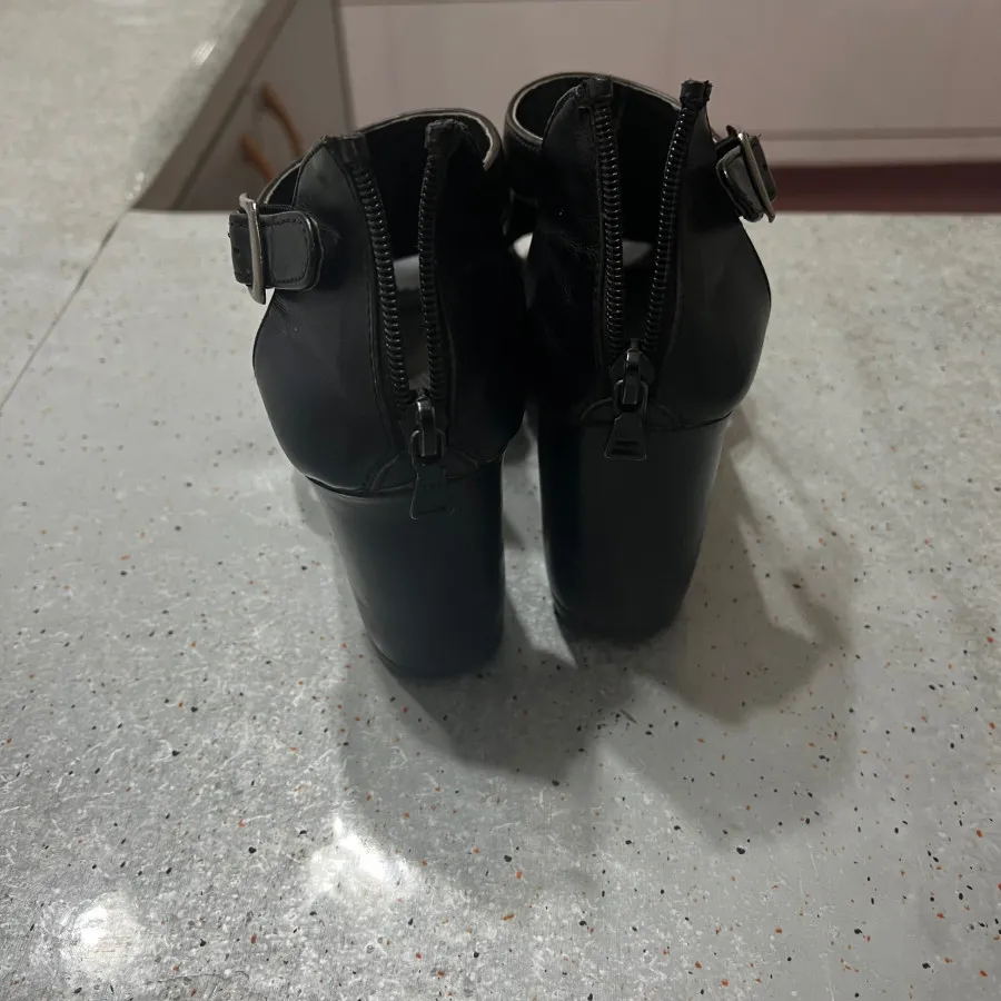 کفش پاشنه دار