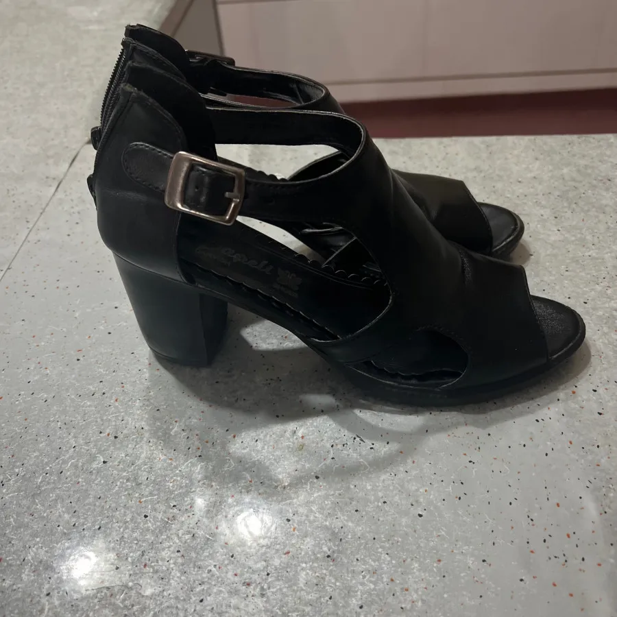 کفش پاشنه دار