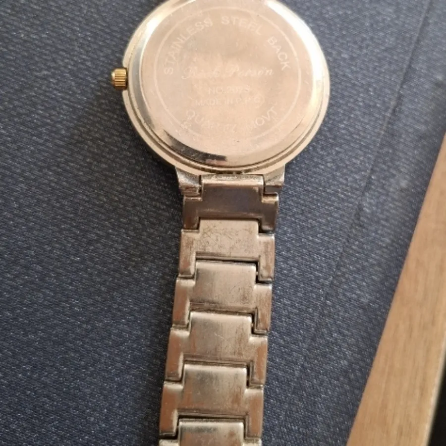 ساعت نگین دار