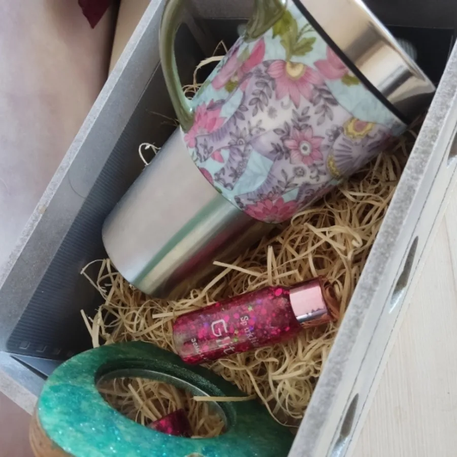 ماگ با هدیه دخترانه