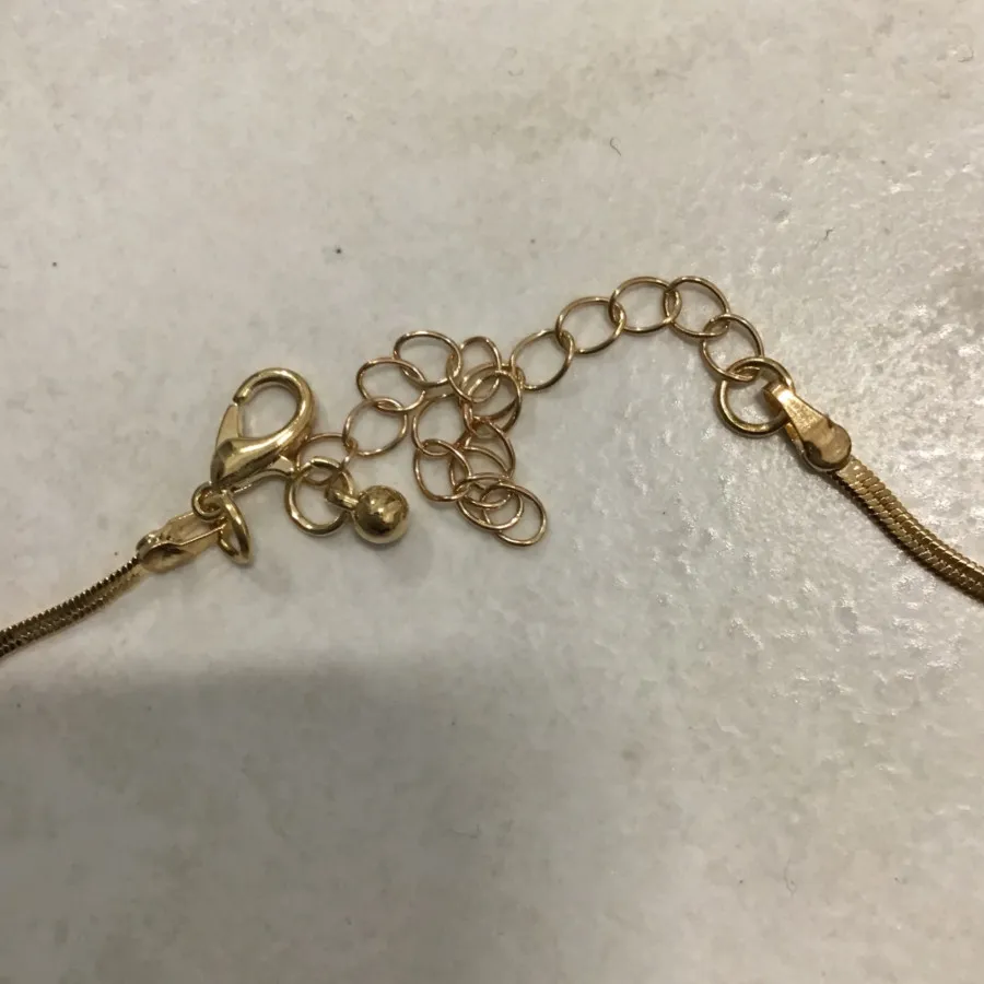 گردنبند مدل v