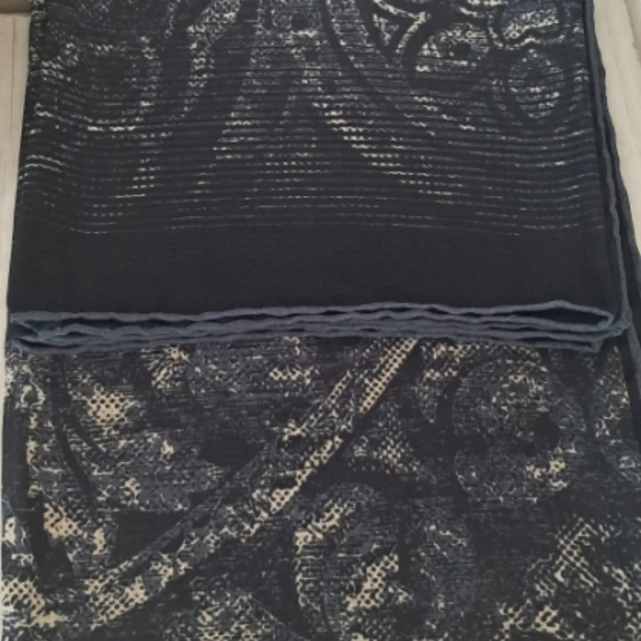 روسری سورمه ای