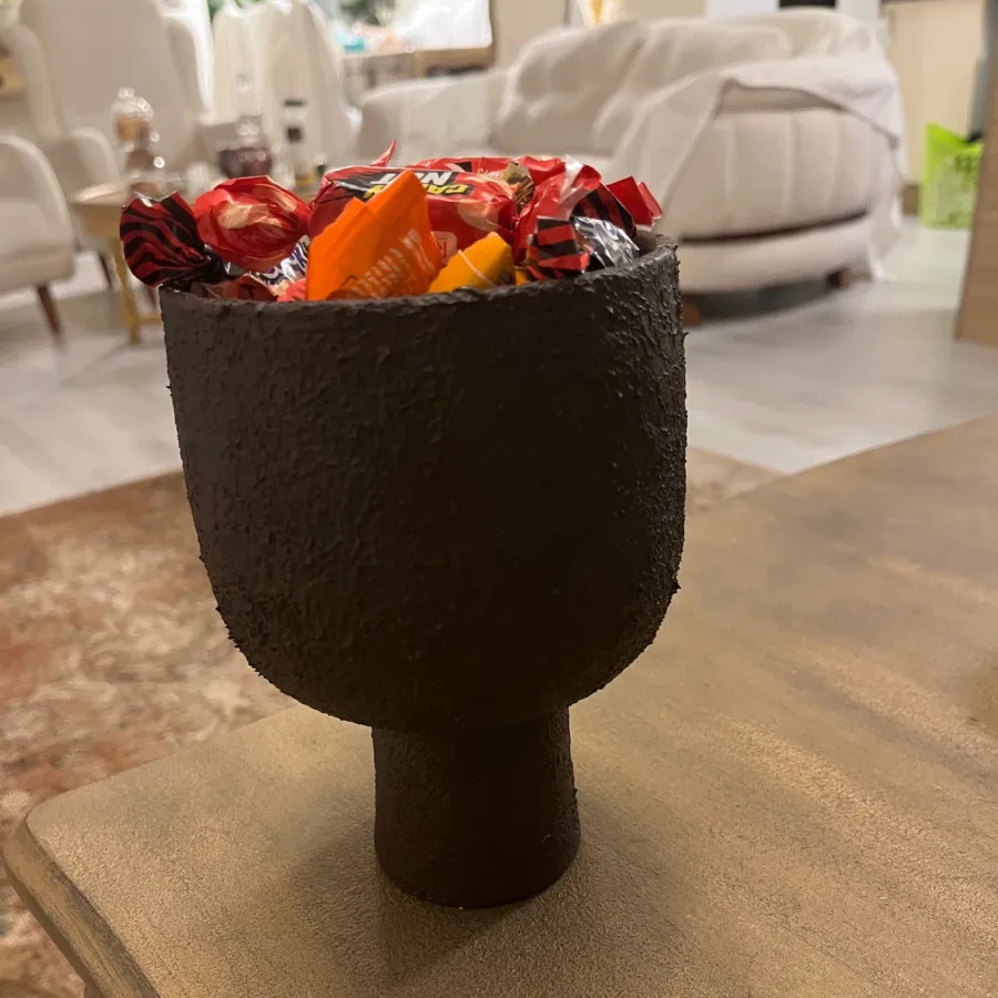 شکلات و شیرینی خوری