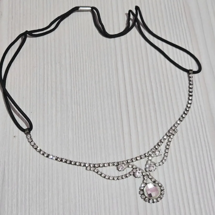 ریسه ی پیشانی نگینی