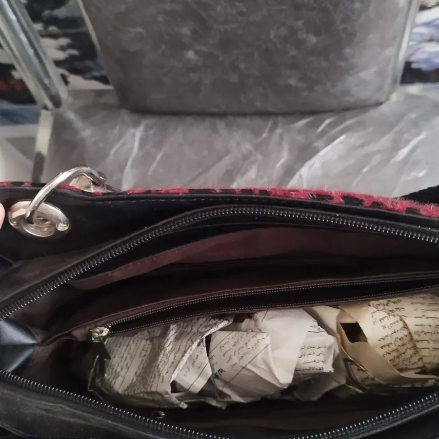 کیف مشکی روش پارچه زرشکی