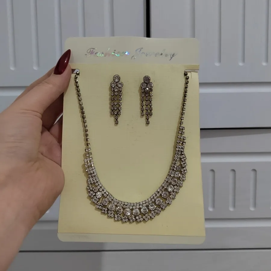 گردنبند و گوشواره نگینی