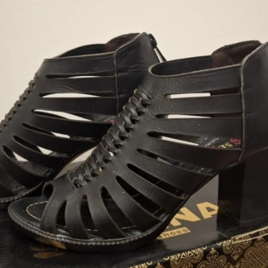 کفش مشکی زیپ دار