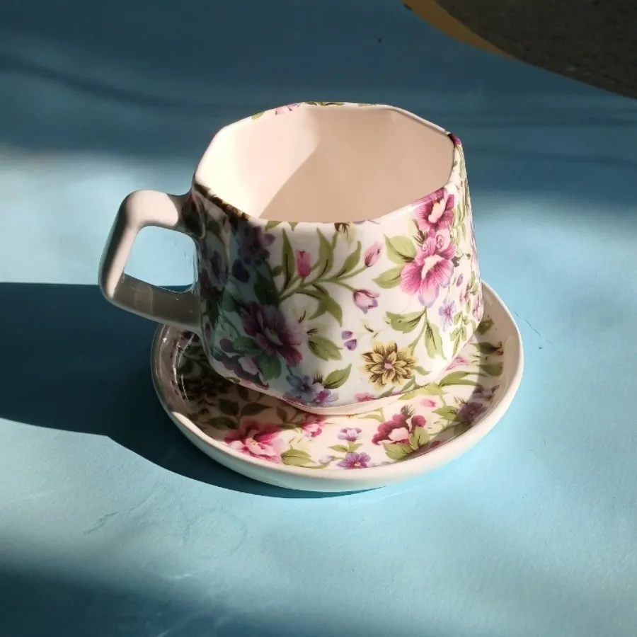 فنجان و زیرفنجانی