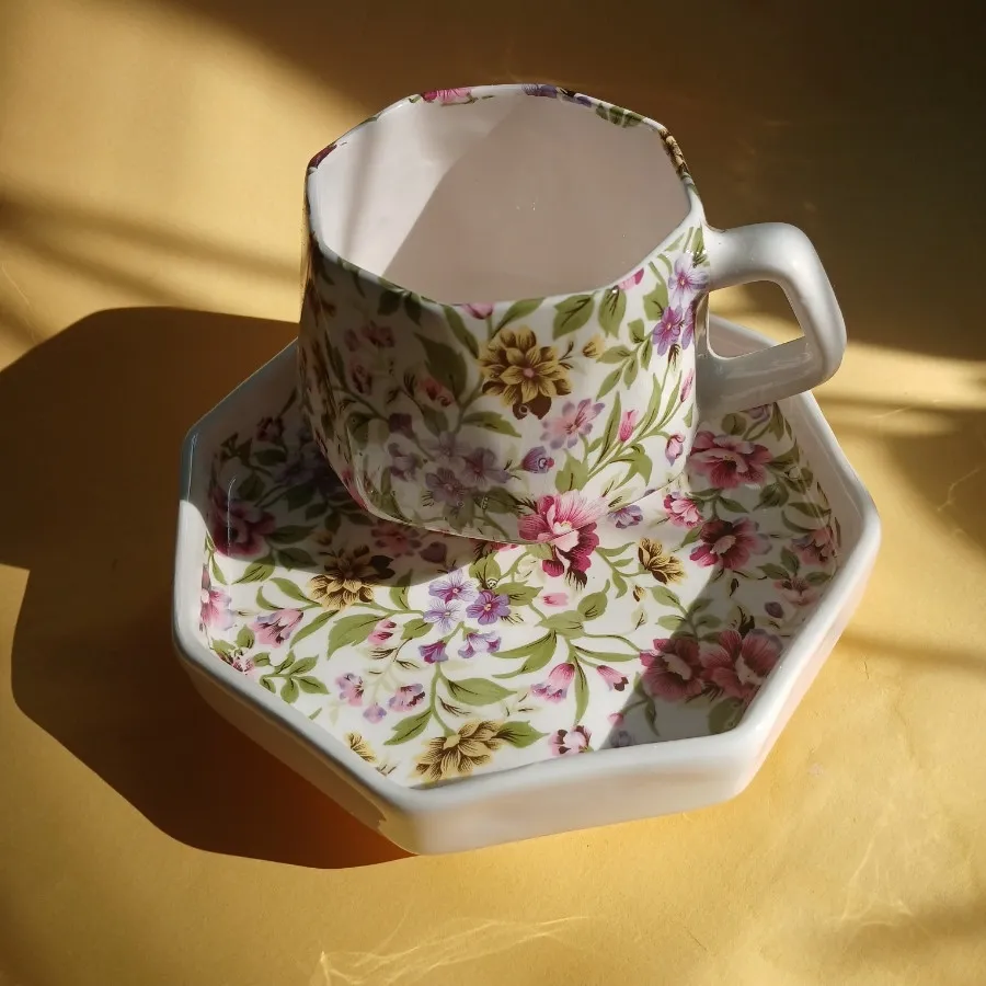 فنجان و زیرفنجانی